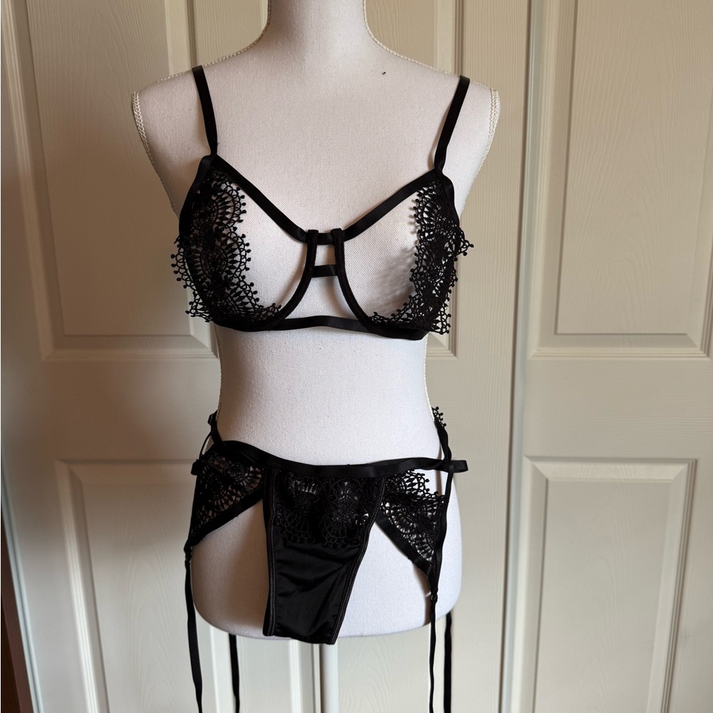 Black Lace Bra with Floral Detailing and Adjustable Straps